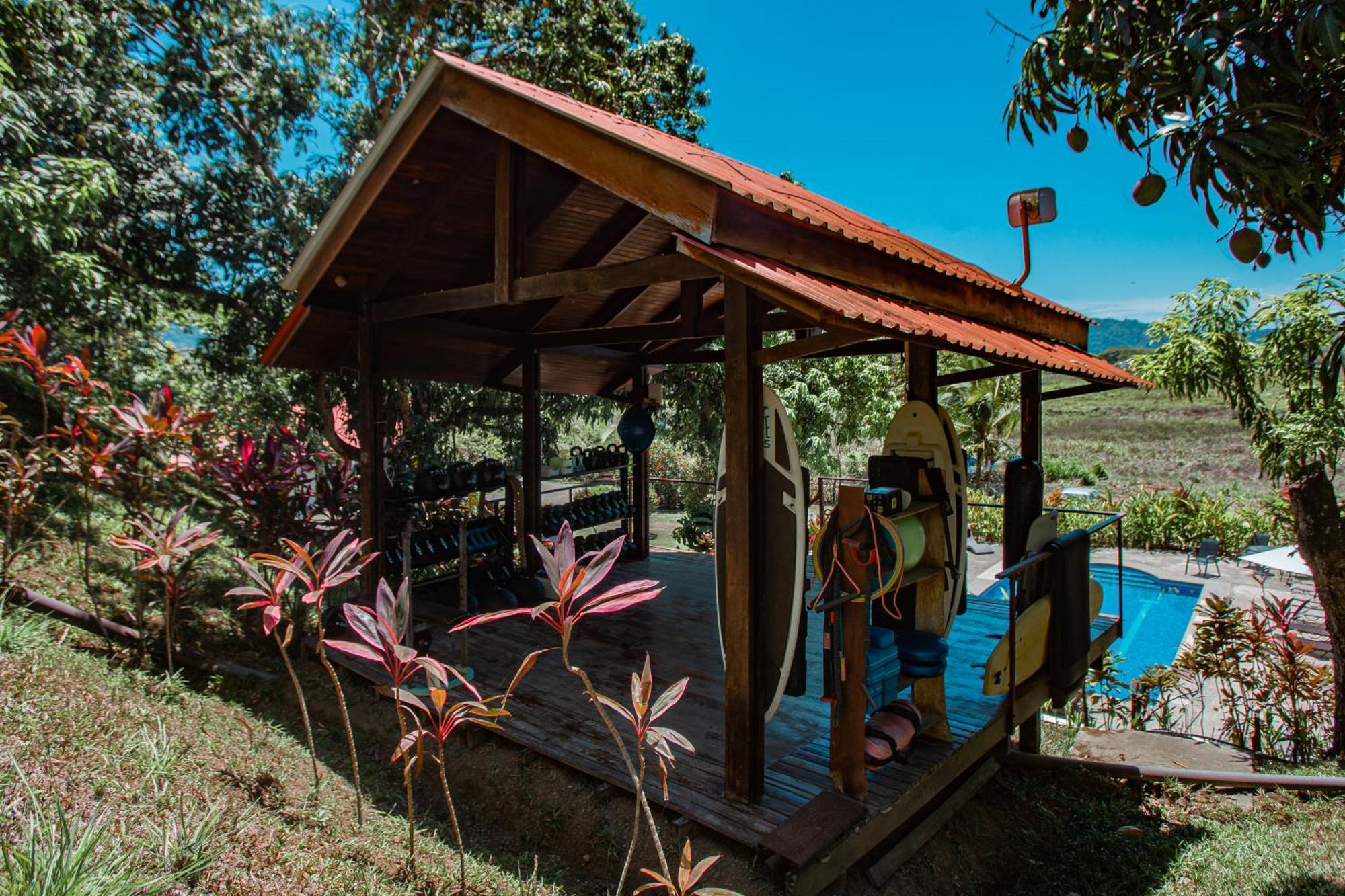 Surf Synergy All-Inclusive Surf Retreat Jaco Bagian luar foto