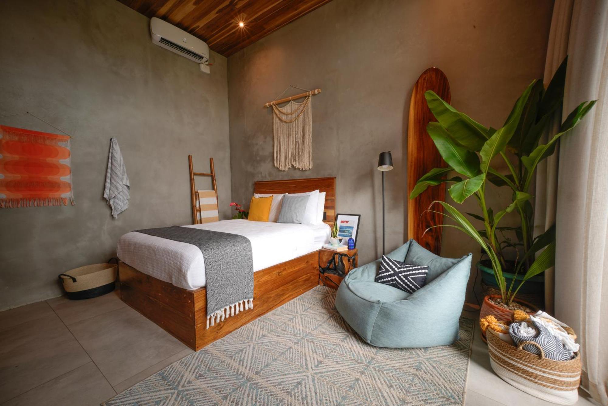 Surf Synergy All-Inclusive Surf Retreat Jaco Bagian luar foto